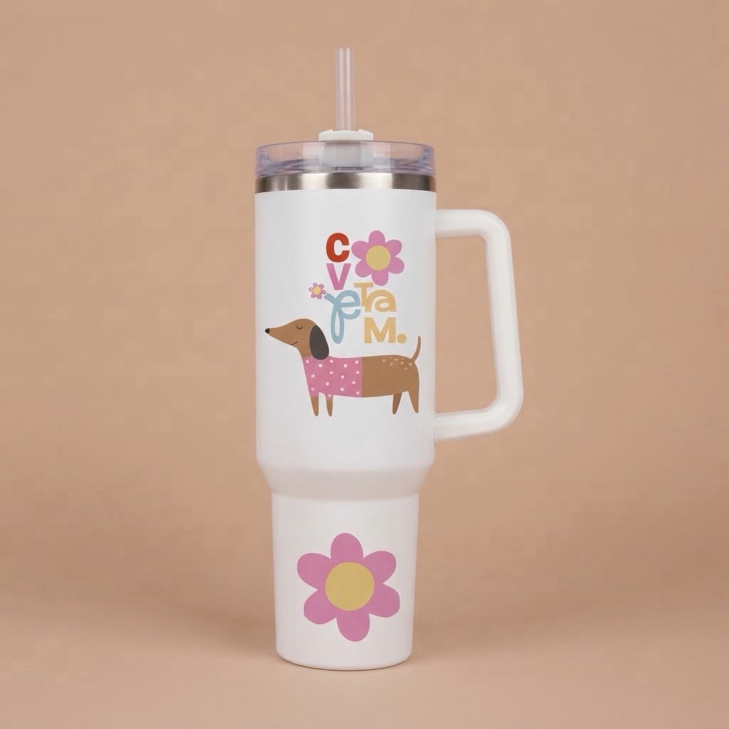 Beli veliki tumbler sa ručkom, crtežom jazavičara i natpisom Cvetam